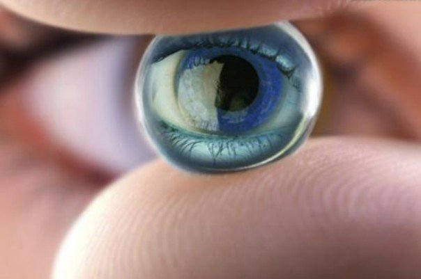 استفاده از لنز تماسی هنگام شنا به چشم ها آسیب می زند