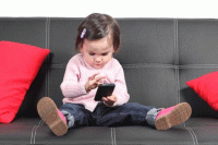 تبلت و گوشی موبایل، حواس کودک را محدود می کند