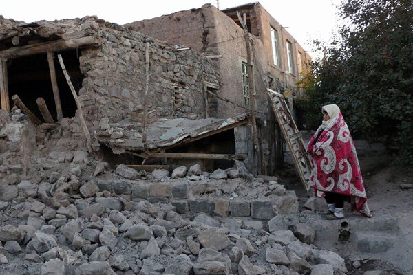 کمک به باز سازی خانه تخریب شده