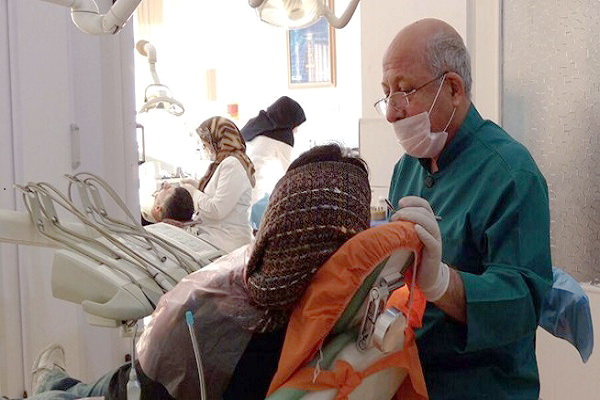 دکتر «بیات موحد» دندان‌پزشکِ رایگان بیماران خاص